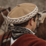 Boina De Hilo Vuelo 32cm Guarda Pampa Beret Gaucho Style Classic Color BLANCO Y BEIGE - Imagen 2