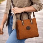 Cartera Cuero Carpincho, Color Marron (25x22cm aprox.) - Imagen 2