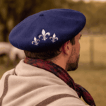 Boina de Hilo Vuelo 34cm, Bordada Flor de Lis, Color Azul - Imagen 2