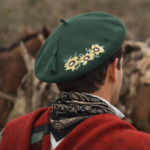 Boina de hilo vuelo 34cm bordada FLORES color verde - Imagen 2