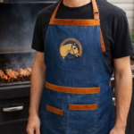 Delantal Asador Parrillero Jeans, Diseño Caballo c/ 3 bolsillos - Imagen 2