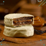 Alfajor Cachafaz Tradicional, relleno con Dulce de Leche, cubierto con Chocolate Blanco (Caja de 12u.) (720gr.) - Imagen 2