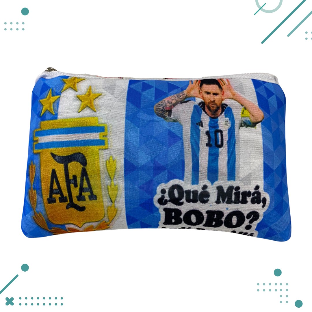 Diseno-sin-titulo-2023-03-10T140547.664.png Cartuchera MESSI - Que mira bobo? Anda pa´allá - Imagen 1
