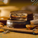 Alfajor Cachafaz CHOCOLATE NEGRO, relleno con Dulce de Leche, cubierto con Chocolate (Caja de 12u.) (720gr.) - Imagen 2
