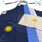 Delantal Parrillero + Repasador (Diseño Argentina) - Color Azul Franjas Largas Celeste Y Blanco - Imagen 3