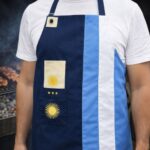 Delantal Parrillero + Repasador (Diseño Argentina) - Color Azul Franjas Largas Celeste Y Blanco - Imagen 2