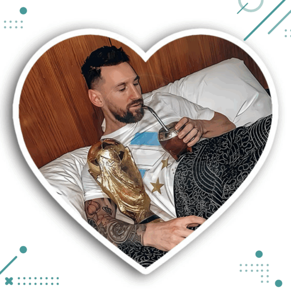 Sticker Messi - Tomando Mate con la Copa del Mundo (Corazón)