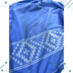Poncho Argentino Con Hilo, Color Celeste Diseño Guarda Pampa Blanco 140x180 - Imagen 3