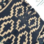 Poncho Calidad PREMIUM Argentino Con Hilo, Color Negro Y Diseño Tradicional Color Beige - Imagen 5