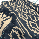 Poncho Calidad PREMIUM Argentino Con Hilo, Color Negro Y Diseño Tradicional Color Beige - Imagen 3