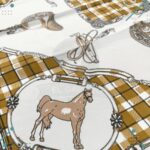 Pañuelo Fratello para Cuello (Diseño Blanco y Beige, 4 Caballos) - Imagen 3