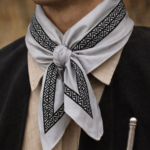 Pañuelo Fratello para Cuello (Color Gris, Diseño Guarda Pampa Negro) - Imagen 2