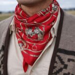 Pañuelo Fratello para Cuello (Diseño Color Rojo, Caballos y Herraduras) - Imagen 2