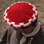 Boina De Hilo Vuelo 32cm, Guarda Pampa Beret Gaucho Style Classic color ROJO Y BLANCO - Imagen 2