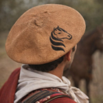 Boina de Hilo Vuelo 34cm, Bordada, Diseño Caballos COLOR MARRON - Imagen 2