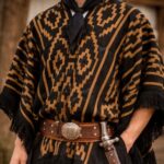 Poncho Calidad PREMIUM Argentino Con Hilo, Color Negro Y Diseño Tradicional Color Beige - Imagen 2