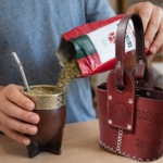 Combo Matero - Mate Imperial Marron Guarda ACERO+ Media Canasta Marron + 500g Yerba Cruz de Malta Seleccion Especial + Bombilla de regalo - Imagen 6