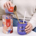 Combo Matero - Yerbera/Azucarera Lata Flores (rojo y violeta) + Mate Nordico Violeta (mate para el alma)+ Bombilla - Imagen 2