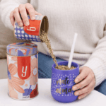 Combo Matero - Yerbera/Azucarera Lata Flores (rojo y violeta) + Mate Nordico Violeta (mate para el alma)+ Bombilla - Imagen 2