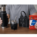 Combo Matero - Termo Acero Inoxidable 1.2L con Manija (negro)+ Mate Imperial Negro con Bombilla + Canasta Matera Uruguaya (negro) + Yerba Taragui 250g - Imagen 6