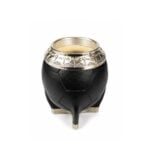 Mate Torpedo Virola Cincelada Cuero Diseño Pelota con Base - Color Negro (14x7cm aprox) - Imagen 2