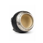 Mate Torpedo Virola Cincelada Cuero Diseño Pelota con Base - Color Negro (14x7cm aprox) - Imagen 4