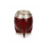 Mate Torpedo Virola Cincelada Cuero Diseño Pelota Con Base - Color Marron (14x7cm aprox) - Imagen 2