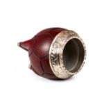 Mate Torpedo Virola Cincelada Cuero Diseño Pelota Con Base - Color Marron (14x7cm aprox) - Imagen 4