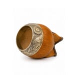 Mate Torpedo Color Amaderado, Virola Al Lacre Cincelada con Dije Sol (14x7 cm aprox) - Imagen 3